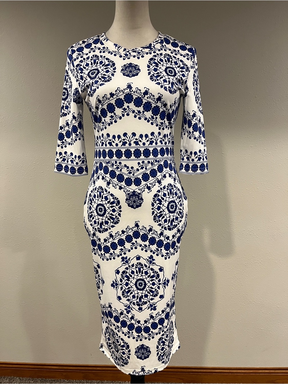 Blue & White Printed 3/4 sleeves midi Sheath Dress size medium